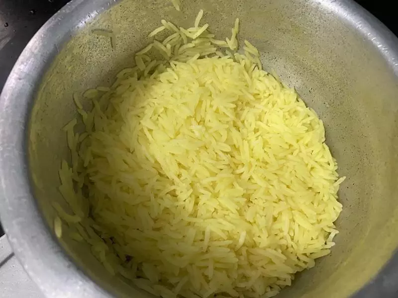 Mitthe chol is a rice dish cooked with ghee, whole spices and dry fruits.
