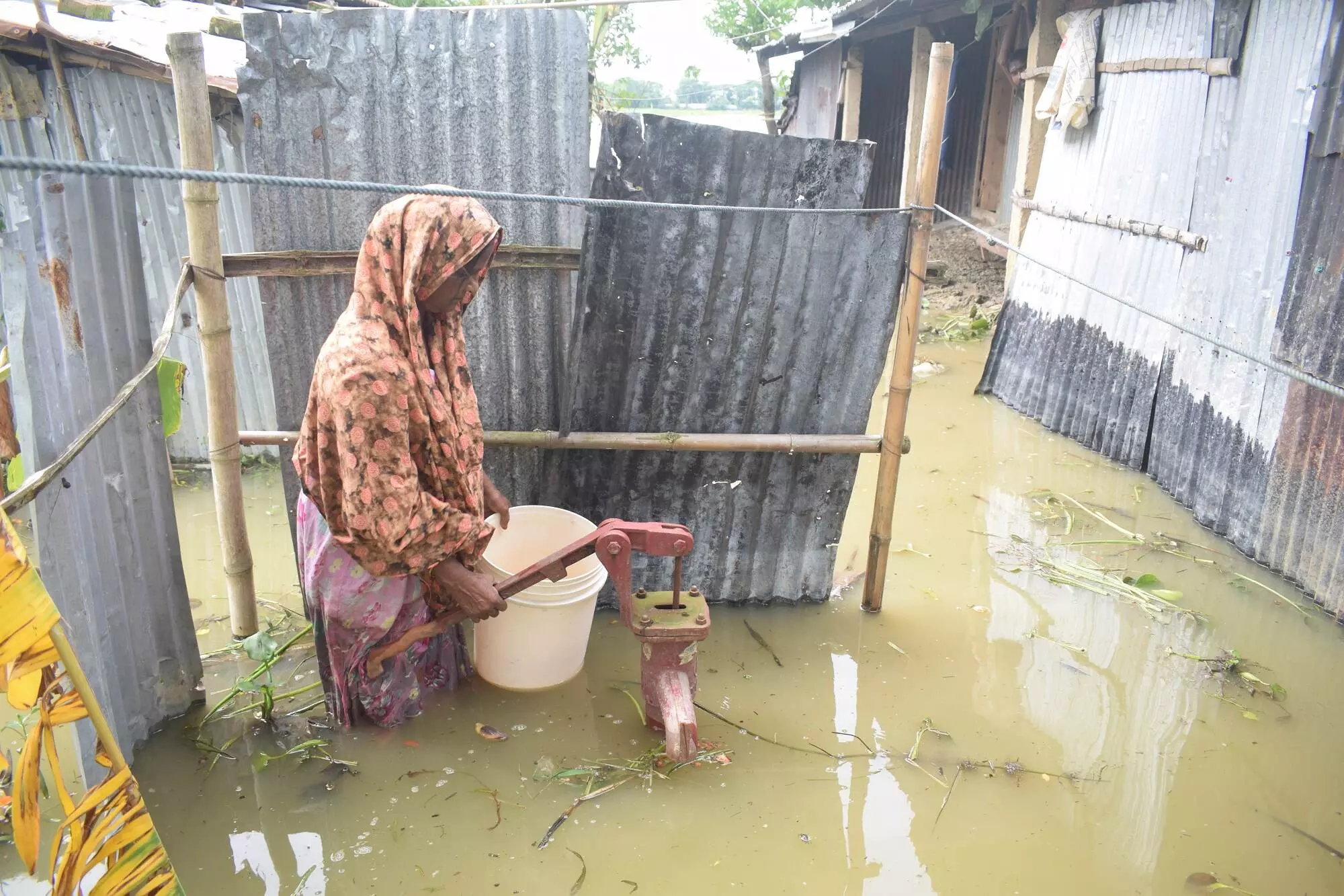 The tube wells in the flood-hit areas are under water. There has been an acute shortage of drinking water in many places. The tube wells in the flood-hit areas are under water. There has been an acute shortage of drinking water in many places.