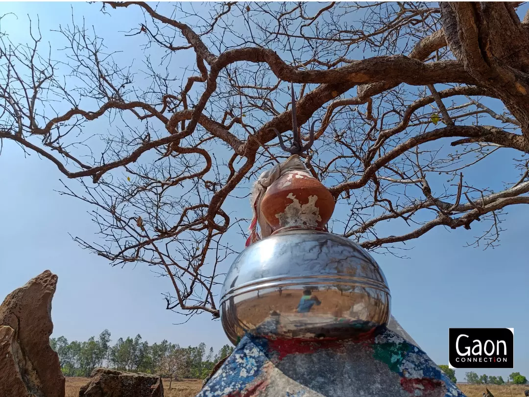 Earlier, natural soil colours were used but now brighter blues, oranges and greens can be seen. Earlier, natural soil colours were used but now brighter blues, oranges and greens can be seen.