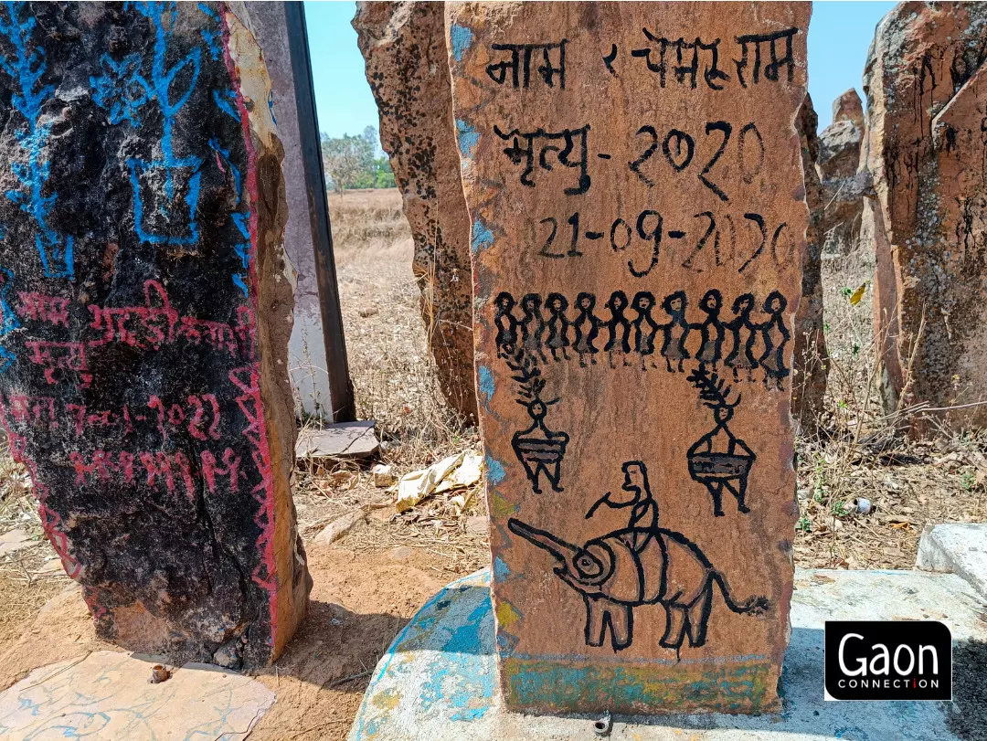 Older memory pillars were painted with animals or scenes from daily life while recent ones bear the name, hobbies, personal likes and dislikes,and even photographs of the deceased. Older memory pillars were painted with animals or scenes from daily life while recent ones bear the name, hobbies, personal likes and dislikes,and even photographs of the deceased.