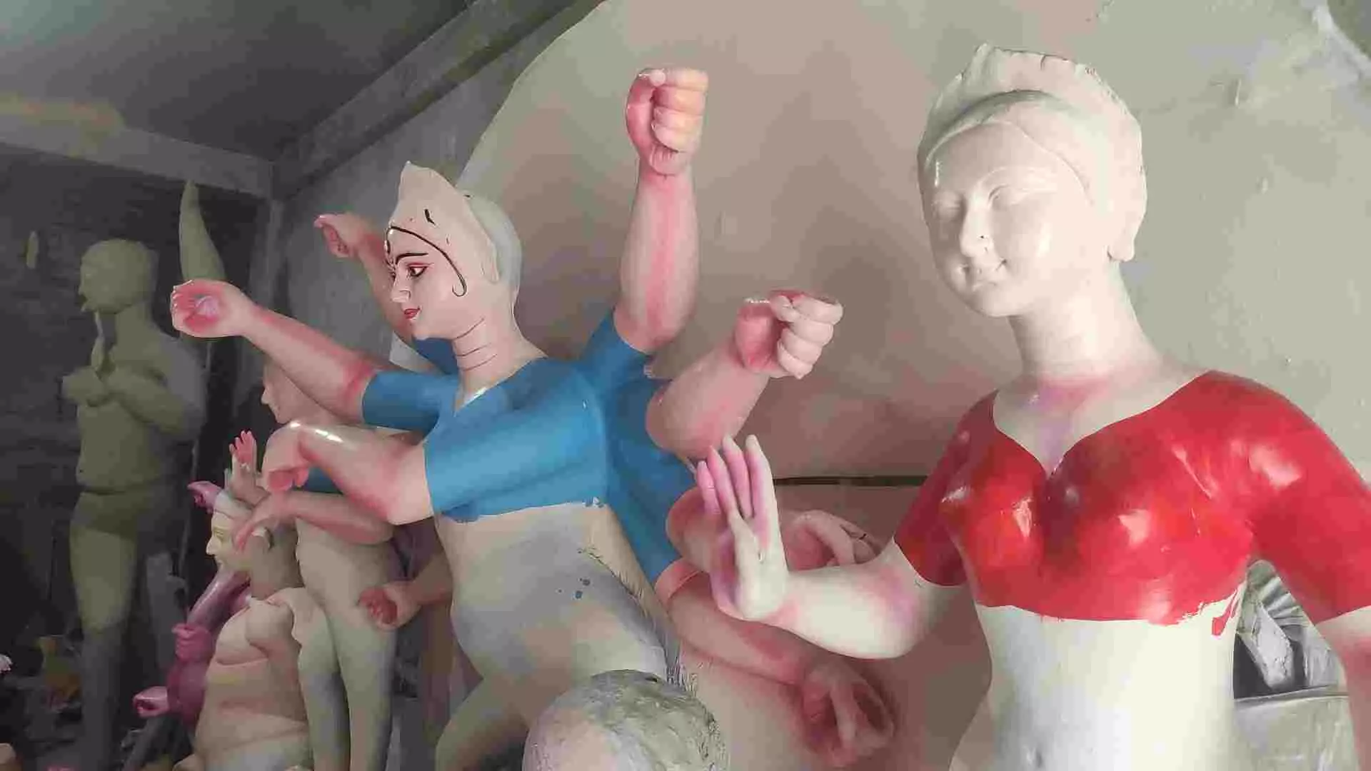 A nine foot idol of Durga that costs Rs 40,000 to make is sold at Rs 45,000. A nine foot idol of Durga that costs Rs 40,000 to make is sold at Rs 45,000.
