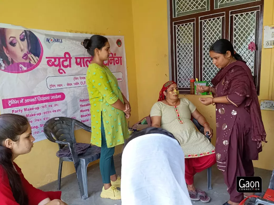 20 beauty parlours have been set up by Rozgaar Kendra. 20 beauty parlours have been set up by Rozgaar Kendra.