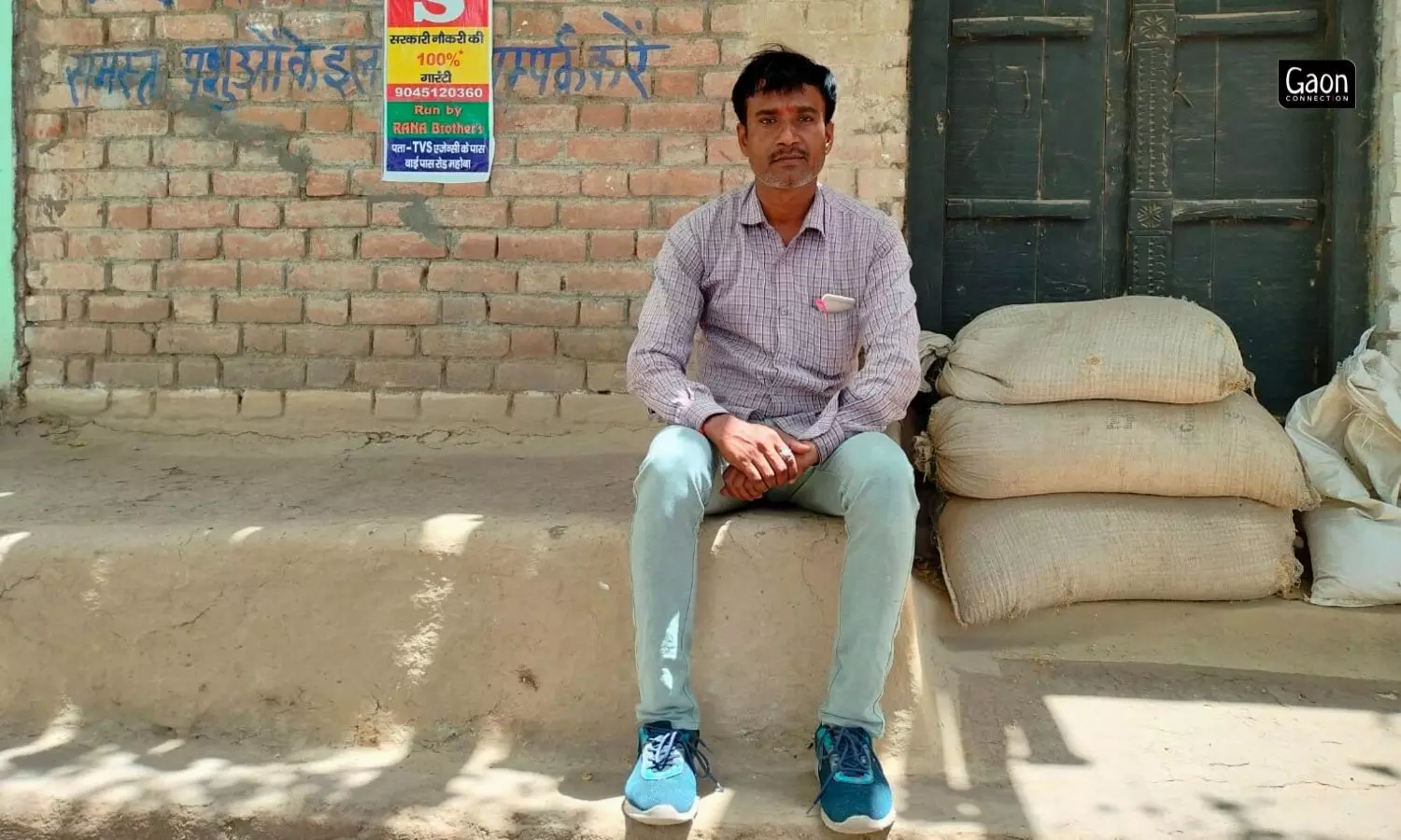 Manoj Mishra from Gramonnati, held regular kisaan goshthi or farmer meetings in the village to discuss the problem. Manoj Mishra from Gramonnati, held regular kisaan goshthi or farmer meetings in the village to discuss the problem.