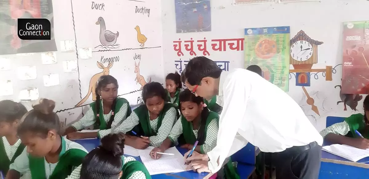 There are 263 students in the school including 119 girls and there are six teachers in all, who teach classes from kindergarten to class eight, all of them accommodated in five classrooms. There are 263 students in the school including 119 girls and there are six teachers in all, who teach classes from kindergarten to class eight, all of them accommodated in five classrooms.