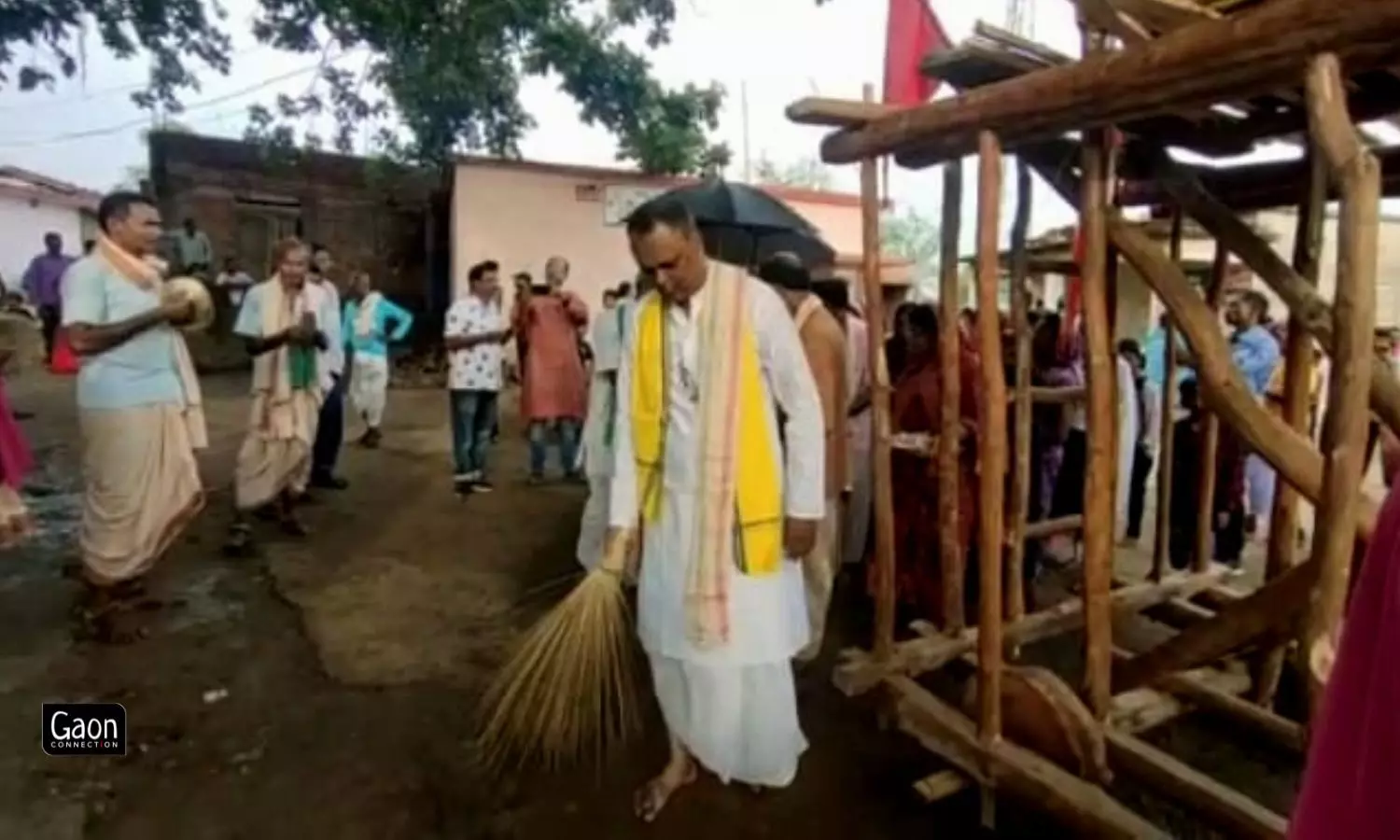 At Remanda, Akhtar is doing exactly what the Gajapati Maharaja (considered to be the leading worshipper of the deities) does at the Jagannath Temple in Puri. Only, while the Maharaja uses a broom made of gold, Akhtar’s broom is made of coconut husks. At Remanda, Akhtar is doing exactly what the Gajapati Maharaja (considered to be the leading worshipper of the deities) does at the Jagannath Temple in Puri. Only, while the Maharaja uses a broom made of gold, Akhtar’s broom is made of coconut husks.