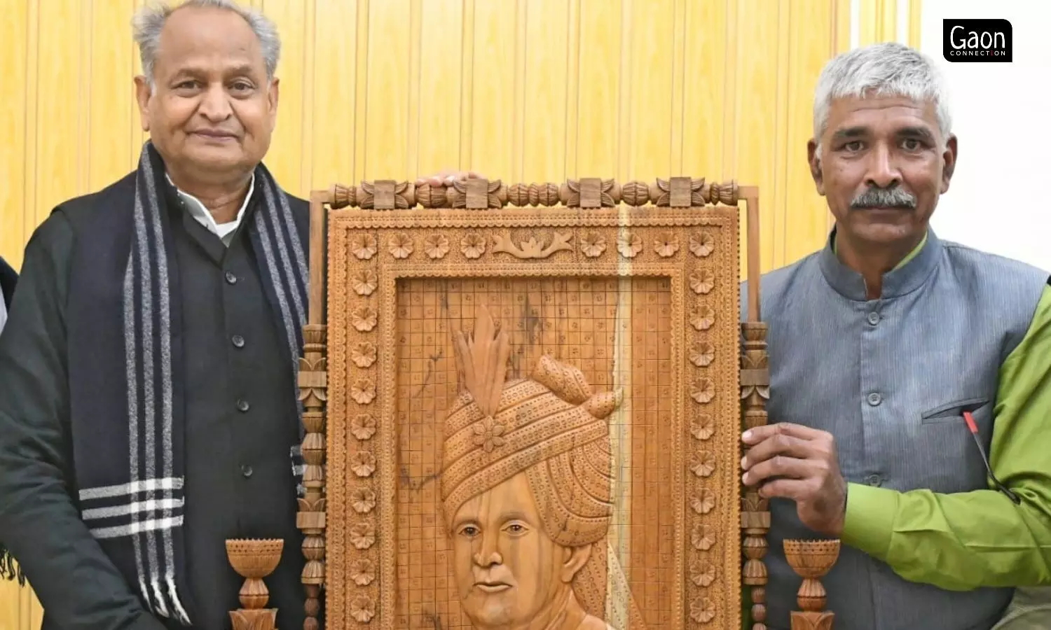 Trilokchand gifted a wooden sculpture to Chief Minister Ashok Gehlot of his father, Jadugar Lakshman Singh. Trilokchand gifted a wooden sculpture to Chief Minister Ashok Gehlot of his father, Jadugar Lakshman Singh.