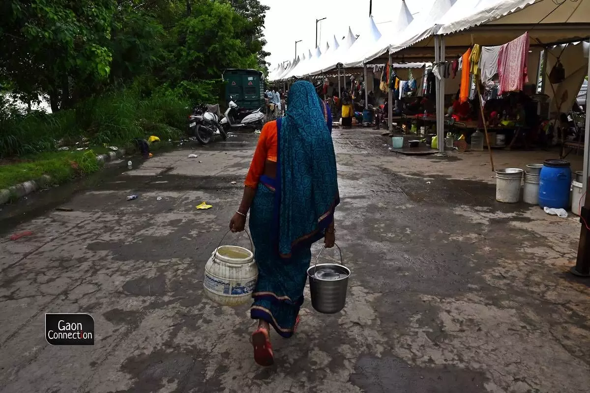 The gender roles have withstood the crisis. The daily task of fetching water for the household is still the responsibility of the women. The gender roles have withstood the crisis. The daily task of fetching water for the household is still the responsibility of the women.