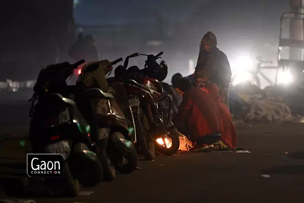 Rickshaw pullers often burn wood, plastic bags and paper to keep themselves warm in the winters. Rickshaw pullers often burn wood, plastic bags and paper to keep themselves warm in the winters.