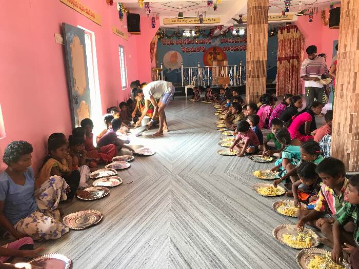 Local people allege that post cyclone Fani, the government was nowhere to be found in the initial two to three days. It was community kitchens run by local NGOs that kept the cyclone-hit people alive. A community kitchen in Paintakota, Puri run by SEEDS India. Pic: Nidhi Jamwal