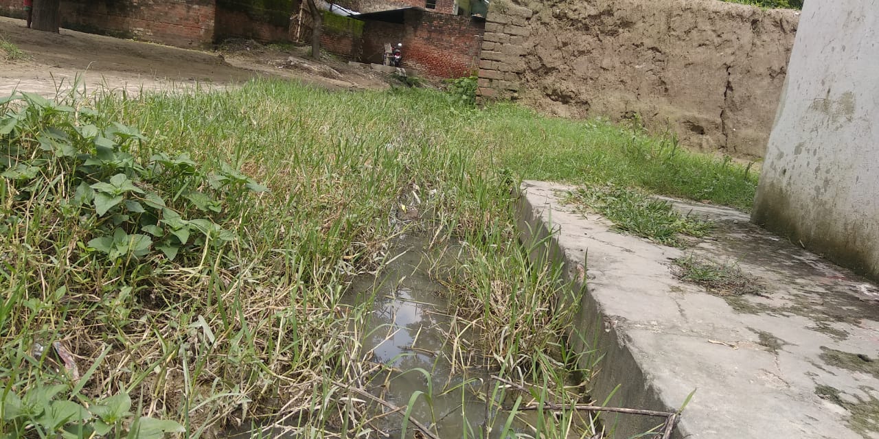 गांव के रिहायशी इलाकों में रूका हुआ पानी और गंदगी का अंबार