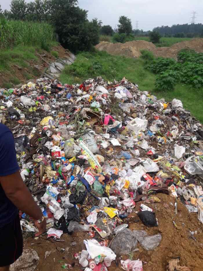 Mixed waste of Meerut dumped at Ganwri village. 