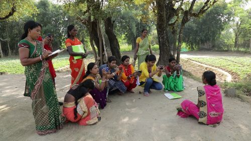 महिला किसानों को खेती की जानकारी देती प्रभा देवी