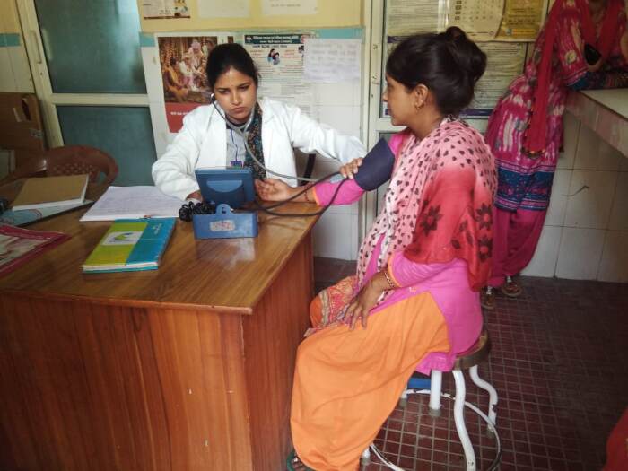 A doctor attending to a villager at Pilkhi PHC (Photo: Shyam Vijay)