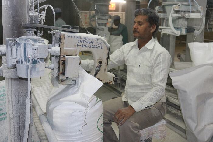 और देखिए गन्ने से चीनी बनकर तैयार है। गन्ने से चीनी बनने की प्रक्रिया अगर खेत से जोड़े तो पूरा एक साल और चीनी मिल पहुंचकर 3 से 4 घंटे में गन्ने से चीनी बन जाती है। फोटो- अरविंद शुक्ला