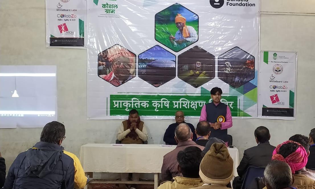 किसानों को प्रशिक्षण देते पवन शर्मा और सहयोगी किसानों को प्रशिक्षण देते पवन शर्मा और सहयोगी