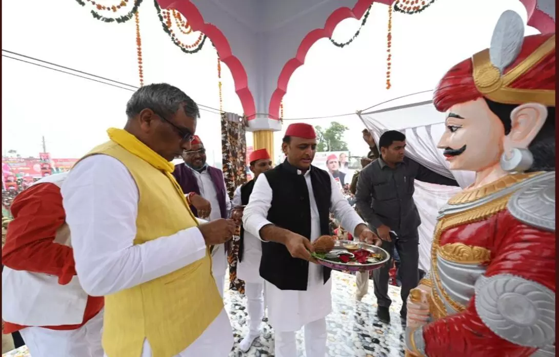 ललितपुर के बानपुर स्थित वीर गांव में महाराजा खेत सिंह जूदेव की मूर्ति का अनावरण करते सपा प्रमुख।